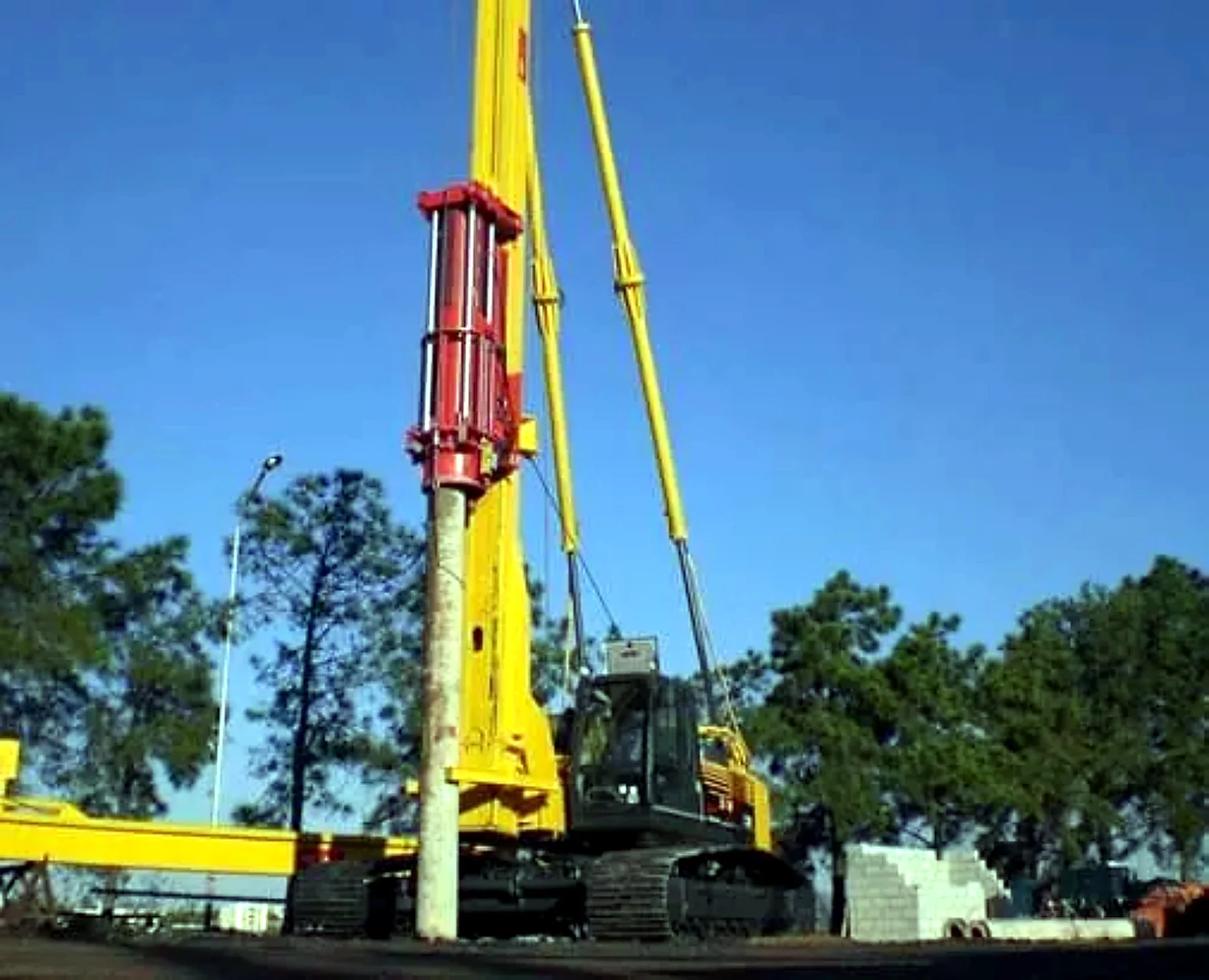 Equipamento para perfuração e bate-estacas com atendimento em Ponte Alta DF